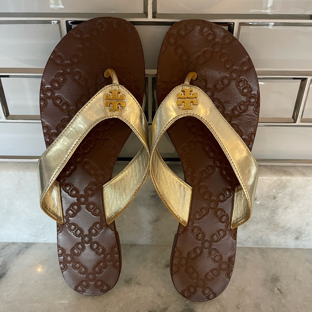 Tory Burch leather sandals. Great condition. Slight wear but still looks good.